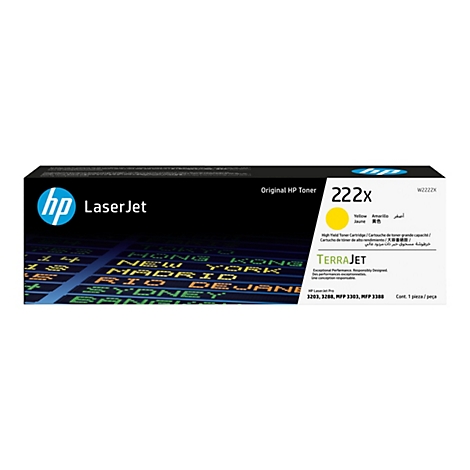 Gelbe HP 222X Toner-Kartusche. Auf der Kartusche steht 'LaserJet' und 'TerraJet'. Im Hintergrund eine Flughafen-Anzeigetafel.
