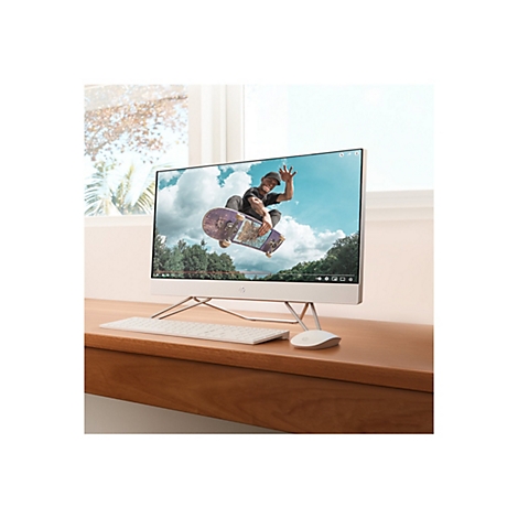 Ein HP All-in-One-Desktop-Computer auf einem Holzschreibtisch. Auf dem Bildschirm ist ein Video eines Skateboarders zu sehen.