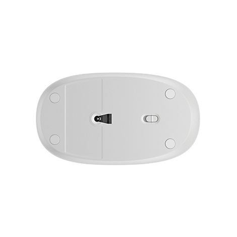 Unterseite einer weißen Computermaus mit Sensor, Ein-Aus-Schalter und vier runden Gleitfüßen auf weißem Grund.