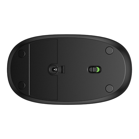 Draufsicht auf die Unterseite einer schwarzen Maus. Es gibt vier kleine runde Füße, eine Aussparung für Batterien und eine grüne Ein-/Aus-Taste.