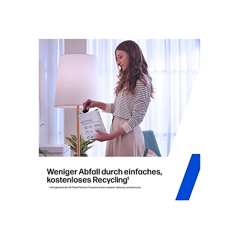 Eine Frau öffnet einen Recycling-Umschlag. Sie trägt ein gestreiftes Oberteil. Im Hintergrund ein Schreibtisch und eine Stehlampe.