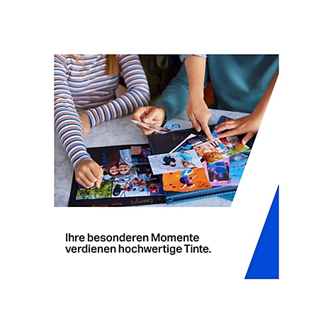 Personen betrachten und zeigen Fotos in einem Album. Text: Ihre besonderen Momente verdienen hochwertige Tinte.