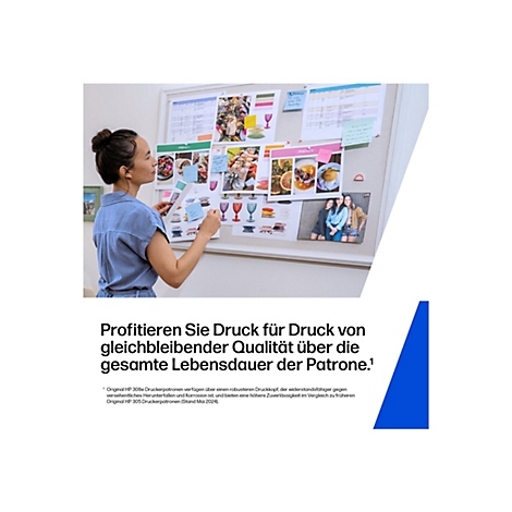 Eine Frau arbeitet an einem mit Fotos und Notizen beklebten Moodboard zur Eventplanung.