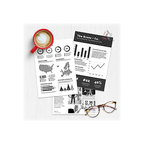 Vue aÃ©rienne d'une tasse de cafÃ©, de documents et de lunettes sur une table. Les documents prÃ©sentent des graphiques et des tableaux.
