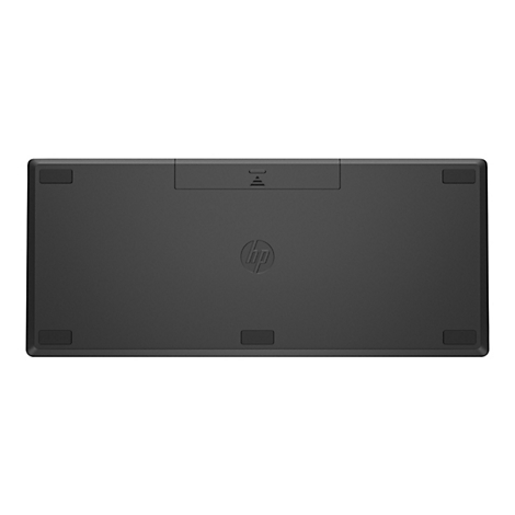 Die Unterseite einer schwarzen HP-Tastatur. Sichtbar sind Gummifüße, ein HP-Logo und ein Symbol.