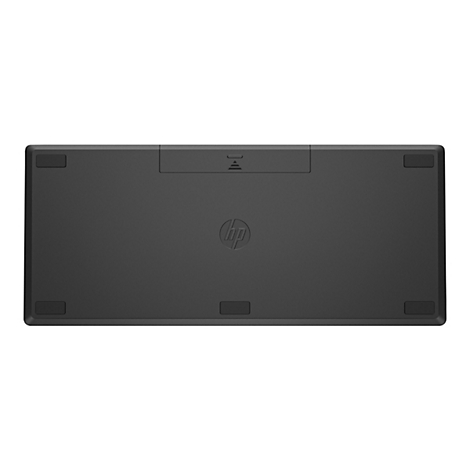 Ansicht der Unterseite einer schwarzen HP-Tastatur. Auf der Tastatur befinden sich rechteckige Füße. In der Mitte befindet sich das HP-Logo.