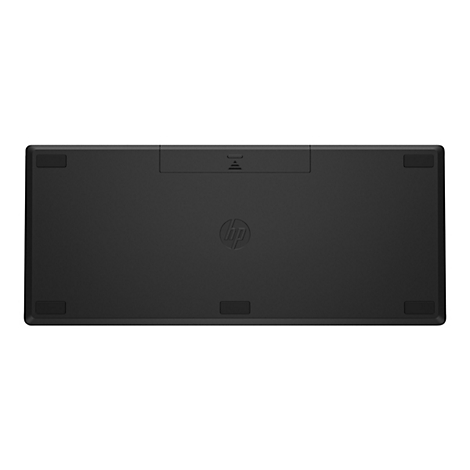 Schwarze Tastatur von unten, HP-Logo in der Mitte. Vier Gummifüße an den Ecken, ein Batteriefach mit Symbol.