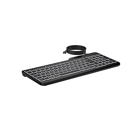 Schwarze, kompakte Computertastatur mit weißer Tastenbeschriftung und aufgerolltem USB-Kabel vor weißem Hintergrund.