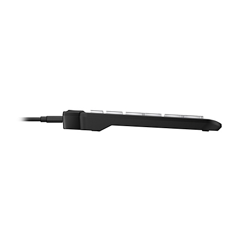 Seitenansicht einer schwarzen, flachen Tastatur mit Kabel vor weißem Hintergrund.