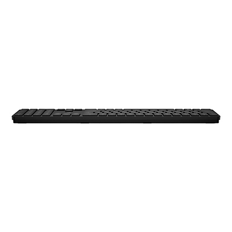Schwarze Tastatur, Seitenansicht, vor weißem Hintergrund.