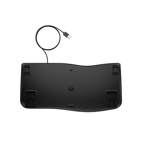 Die schwarze Unterseite einer HP Tastatur mit Kabel, Standfüßen und Firmenlogo vor neutralem Hintergrund.