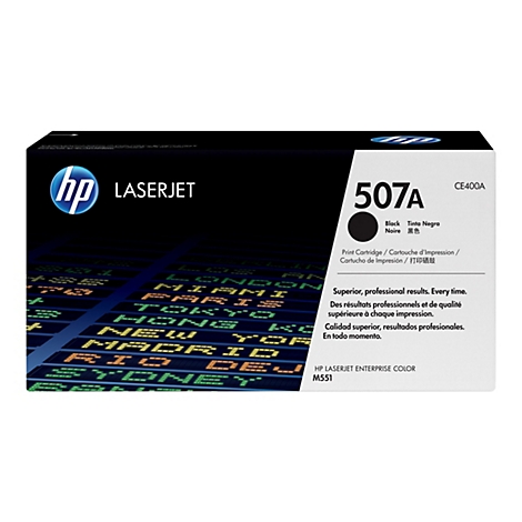 Schwarze HP Laserdrucker-Toner-Kartusche. Auf der Kartusche steht „507A“ und „Black“, daneben ein schwarzer Kreis. Der Hintergrund zeigt eine Anzeigetafel mit Städtenamen.