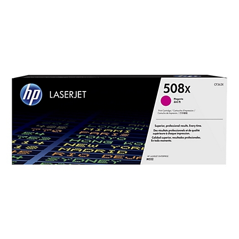 Eine HP LaserJet Tonerkartusche, 508x, in Magenta. Der Hintergrund zeigt eine Anzeigetafel mit internationalen Städten.