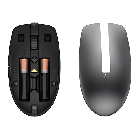 Draufsicht auf eine schwarze Computermaus mit geöffnetem Batteriefach und zwei Batterien. Rechts die Oberseite mit Logo und Ausschnitt.