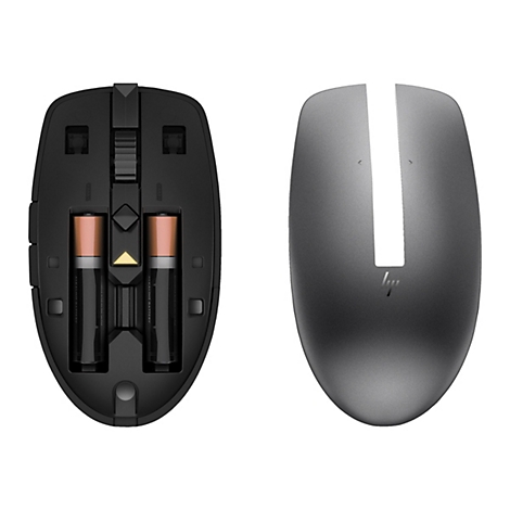 Draufsicht auf eine graue, ergonomische Computermaus, die zerlegt ist. Auf der linken Seite befindet sich das Innere mit Batterien, rechts die Oberseite mit einem Schlitz.