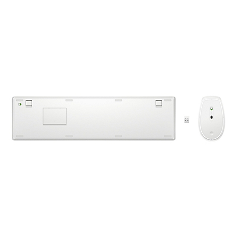 Rückansicht einer weißen Tastatur, einer weißen Maus und eines USB-Empfängers vor weißem Hintergrund.