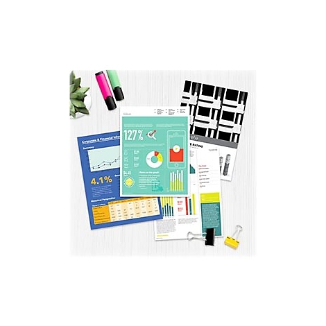 Draufsicht auf BÃ¼romaterialien: Diagramme, Marker und BÃ¼roklammern auf einem weiÃŸen Tisch. Das Bild zeigt eine Arbeitsumgebung.