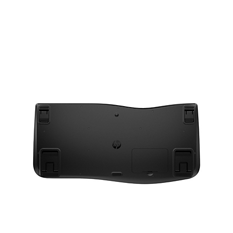 Die Unterseite einer schwarzen HP Tastatur mit vier Standfüßen und einem Batteriefach vor weißem Hintergrund.