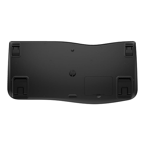 Die Unterseite einer schwarzen HP Tastatur mit vier Standfüßen und einem Batteriefach.