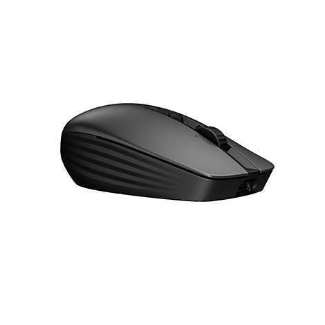 Schwarze kabellose Computermaus vor weißem Hintergrund mit gut sichtbarem USB-C-Anschluss an der Vorderseite.