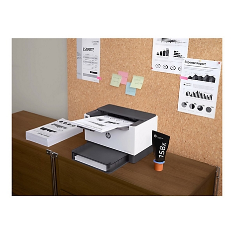 Ein HP-Drucker druckt ein Diagramm auf Papier, daneben eine Tonerpatrone.