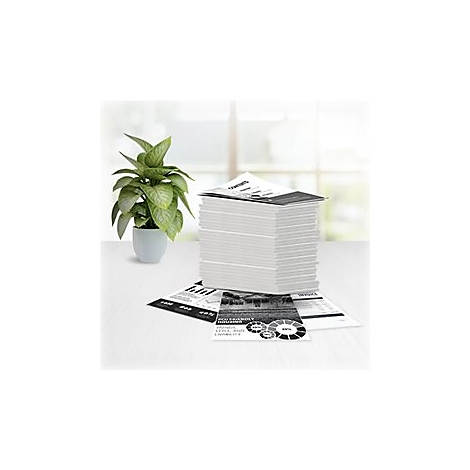 Ein Stapel weiÃŸer Papiere liegt neben einer Topfpflanze auf einem Tisch.