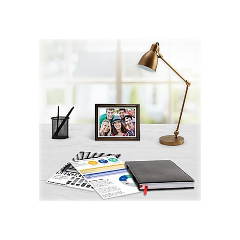 Schreibtisch mit Lampe, Fotorahmen mit Freunden, Stifthalter, Berichten und Notizbuch.