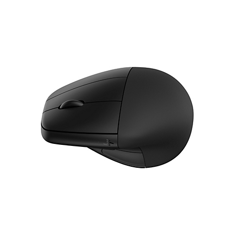 Schwarze ergonomische Maus, von der Seite aufgenommen. Sichtbar sind die leicht gewölbte Form, die Maustasten, und ein Logo.