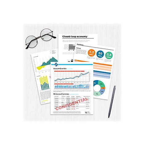 Sur une table en bois se trouvent des lunettes, un stylo et des documents avec des graphiques et du texte. L'un d'eux indique "CONFIDENTIAL".
