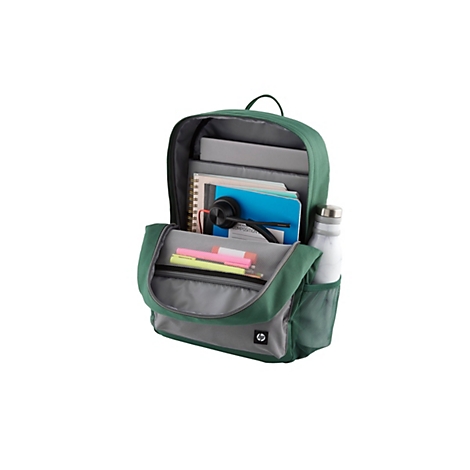 Grüner Rucksack mit geöffnetem Fach, gefüllt mit Laptop, Heften, Headset und Stiften vor weißem Hintergrund.