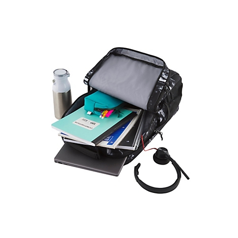 Ein offener Rucksack mit Inhalt: Laptop, Notizbücher, Stifte, Flasche, Headset.