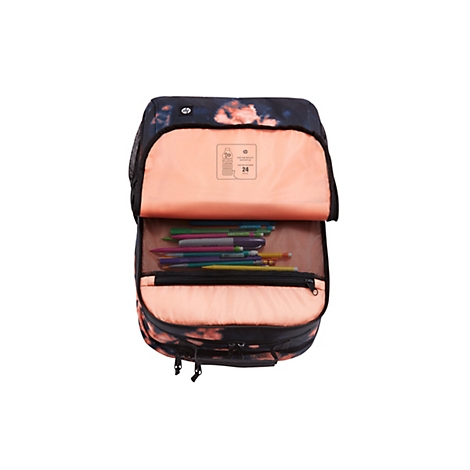 Ein offener, schwarz-roter Rucksack mit Bleistiften, dahinter ein transparentes Netz. Auf der Innenseite ein Etikett mit der Aufschrift „Hergestellt aus recycelten Wasserflaschen. Ihr Beutel hat 24 Flaschen gerettet.“