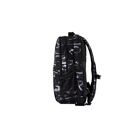 Schwarzer Rucksack mit weißem, abstraktem Muster von der Seite, mit Netzfach und gepolsterten Trägern.