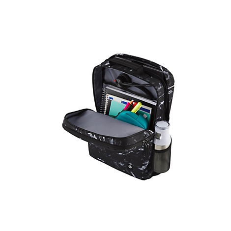 Schwarzer Rucksack mit Marmormuster. Der Rucksack ist geöffnet und zeigt Hefte, Stifte, Kopfhörer und eine Wasserflasche.