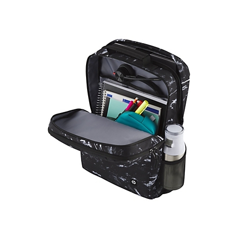 Schwarzer Rucksack mit geÃ¶ffneten FÃ¤chern, gefÃ¼llt mit NotizbÃ¼chern, Stiften und einer Wasserflasche.