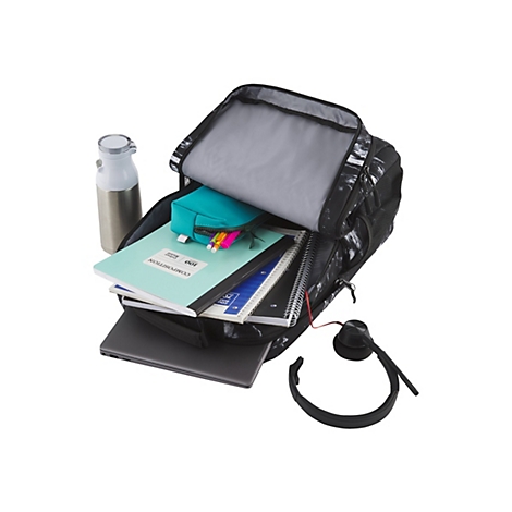 Schwarzer Rucksack mit Inhalt: Laptop, NotizbÃ¼cher, Stifte, Trinkflasche und Headset.