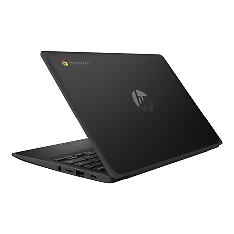 Schwarzes HP Chromebook von oben links gesehen. Auf dem Deckel ist das Chromebook-Logo und das HP-Logo zu sehen.
