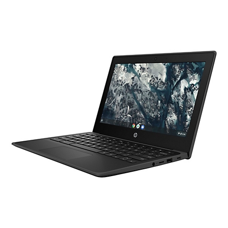 Ein schwarzes HP Chromebook, geöffnet im Winkel. Auf dem Bildschirm ist eine Landschaft zu sehen. Die Tastatur liegt frei, der Hintergrund ist weiss.