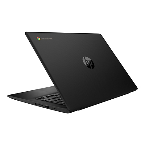 Ein schwarzes Chromebook Laptop, leicht geöffnet, in Dreiviertelansicht. Das HP Logo ist auf dem Deckel zu sehen, daneben das Chromebook Logo.
