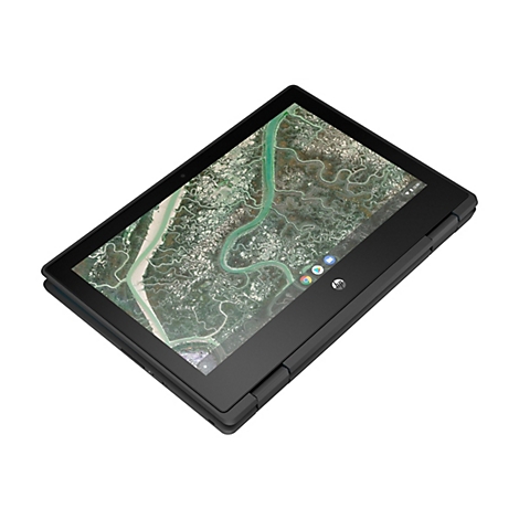 Schwarzes HP Chromebook, geöffnet. Auf dem Bildschirm ist eine Satellitenansicht von Flüssen und Land zu sehen.