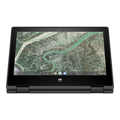 Schwarzes HP Chromebook. Der Bildschirm zeigt eine Landschaft mit grünen Flüssen und weißen Flächen. Unten Logos und Uhrzeit.