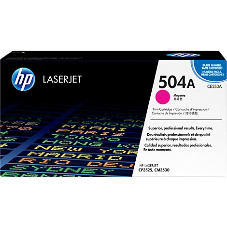 Eine HP LaserJet 504A Magenta Tintenpatrone auf weißem Hintergrund, umgeben von Text und einem Flughafendisplay.