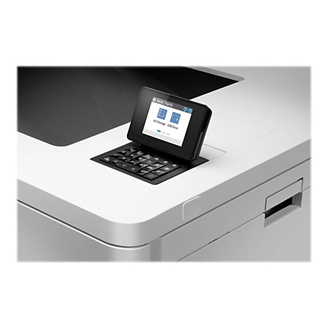 Nahaufnahme eines weißen Druckers mit einem schwarzen Touchscreen. Auf dem Bildschirm steht Job Storage und USB Drive.