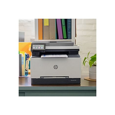 Ein HP-Multifunktionsdrucker steht auf einem Schreibtisch. Links Akten, rechts eine Topfpflanze. Auf dem Drucker liegt Papier.