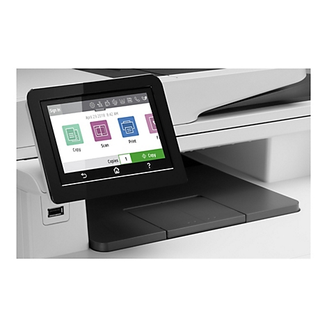Nahaufnahme eines modernen Druckers, dessen Touchscreen die Funktionen Kopieren, Scannen und Drucken anzeigt. Das Display zeigt auch Datum und Uhrzeit an.