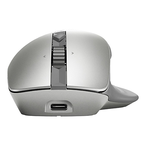 Graue ergonomische Maus, seitliche Ansicht. Sichtbar sind seitliche Tasten, Scrollrad und Ladeanschluss.