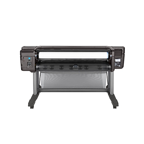 Un grand traceur foncé avec un rouleau de papier blanc. Boîtier noir avec panneau de contrôle. Sur un support gris avec panier de récupération.