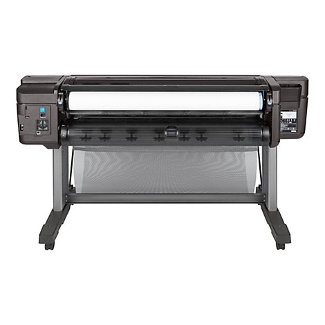 Un grand traceur sombre avec un rouleau de papier, sur un support gris. Sur le devant, un filet gris pour attraper l'impression.