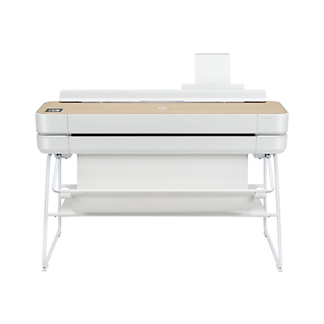 Ein weißer Großformatdrucker mit Holzoptik, HP Logo, Papierausgabe und weißem Gestell.