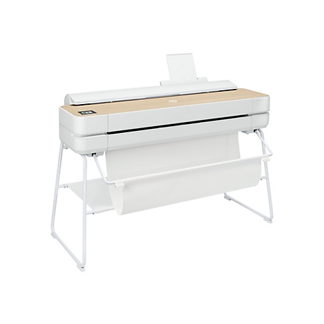 Ein weißer Großformatdrucker mit Holzoptik, montiert auf einem weißen Metallgestell, vor weißem Hintergrund. Darunter befindet sich eine Rolle Papier.